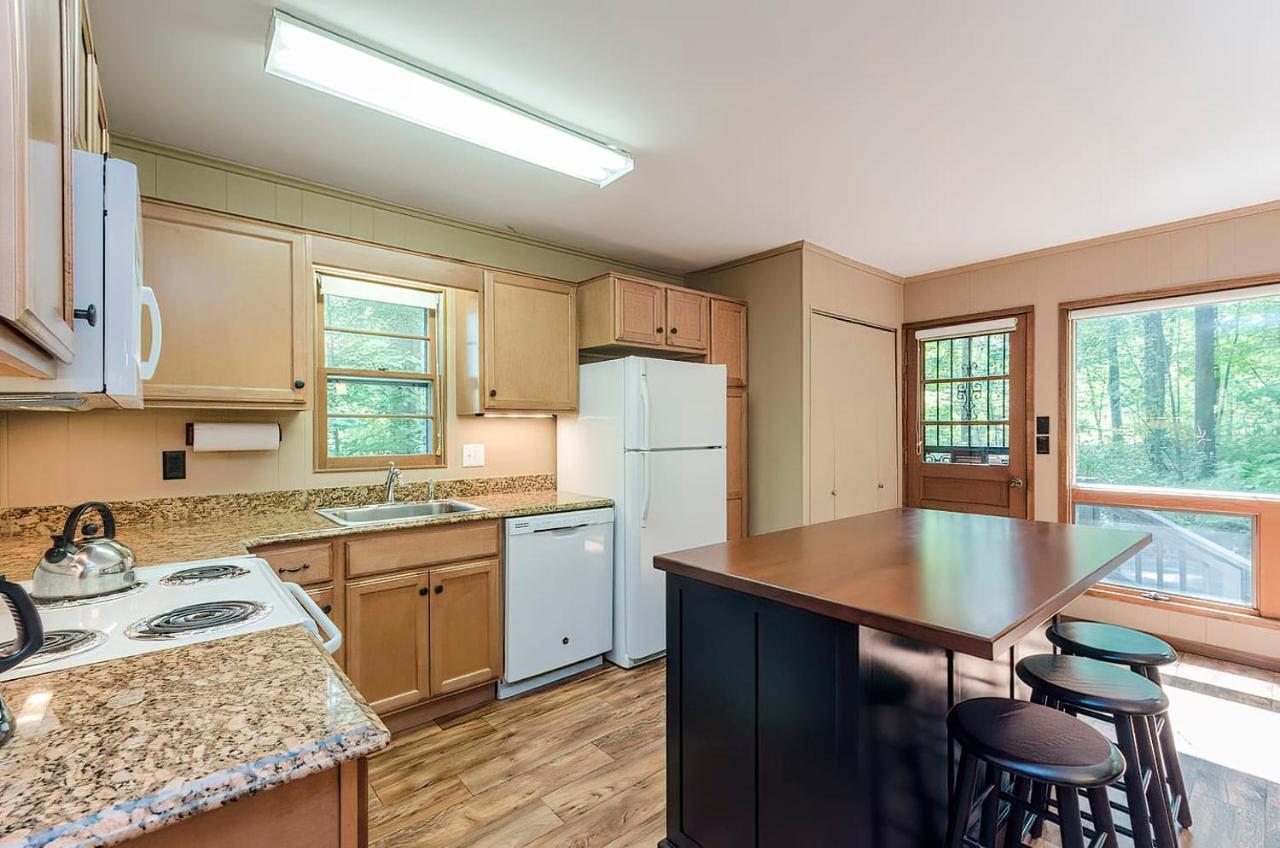 Secluded Oasis W Hot Tub, Screened-In Porch, Wifi! Berkeley Springs Exterior photo