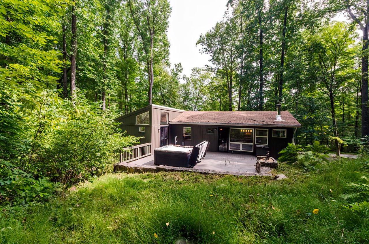 Secluded Oasis W Hot Tub, Screened-In Porch, Wifi! Berkeley Springs Exterior photo